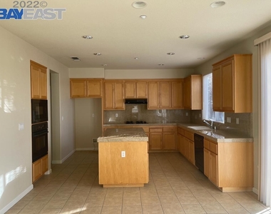 2703 Presidio Dr - Photo Thumbnail 9