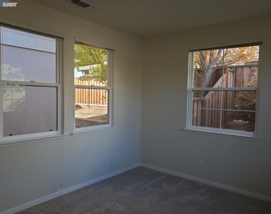 2703 Presidio Dr - Photo Thumbnail 3