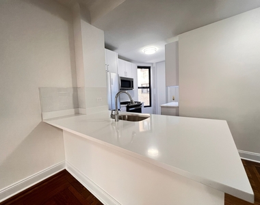 25 West 68th Street - Photo Thumbnail 2