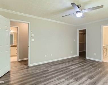 310 Woods Ln Unit - Photo Thumbnail 9