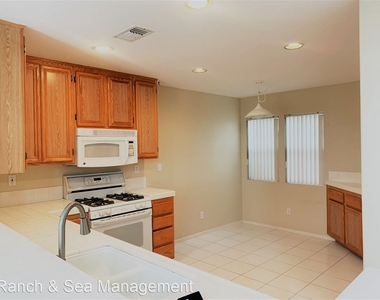 1215 B Natoma Way - Photo Thumbnail 5