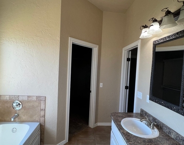 16812 Valderama Way - Photo Thumbnail 34