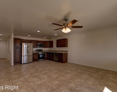 3027 N Corrine Dr - Photo Thumbnail 7