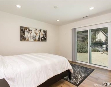 22335 Kittridge Street - Photo Thumbnail 19