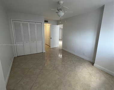 6039 Collins Ave - Photo Thumbnail 9