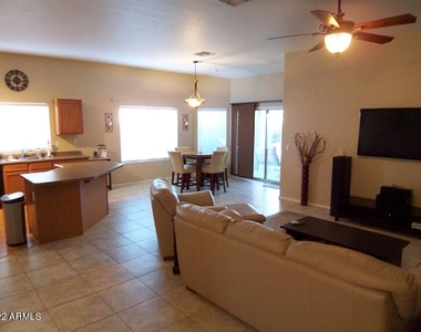 3330 E Tierra Buena Lane - Photo Thumbnail 2