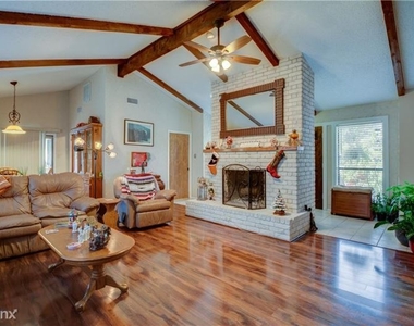 118 Live Oak Dr - Photo Thumbnail 1