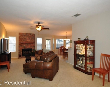 7907 Taranto Drive - Photo Thumbnail 3