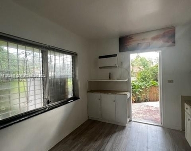 7800 Ne 10th Ct - Photo Thumbnail 2