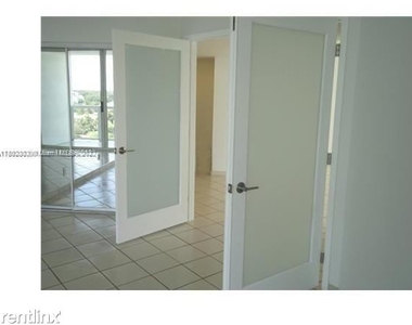 16425 Collins Ave Apt 718 - Photo Thumbnail 4