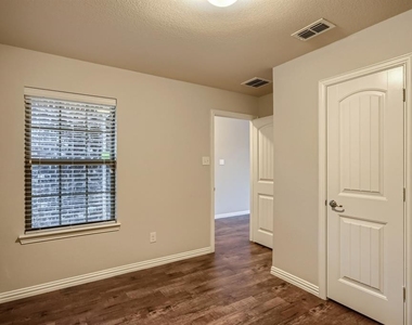 3512 Aruba Lane - Photo Thumbnail 9