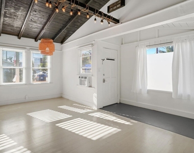 402 N Venice Blvd - Photo Thumbnail 2