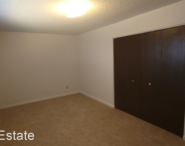 940 Christine Way - Photo Thumbnail 5