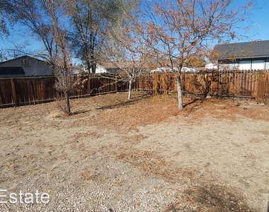 940 Christine Way - Photo Thumbnail 3