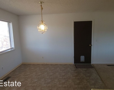 940 Christine Way - Photo Thumbnail 4