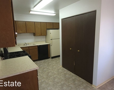 940 Christine Way - Photo Thumbnail 2