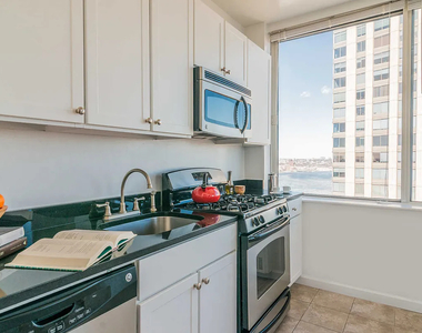 180 Riverside Boulevard, Unit 16k - Photo Thumbnail 0