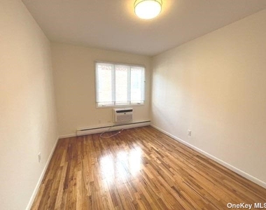 141 Manorhaven Boulevard - Photo Thumbnail 11