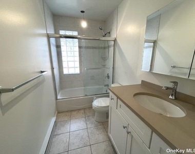 141 Manorhaven Boulevard - Photo Thumbnail 10