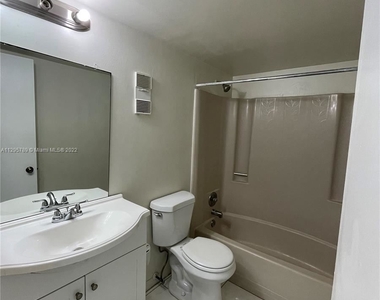 8740 N Sherman Cir Apt 502 - Photo Thumbnail 7