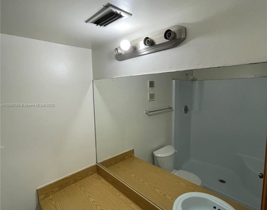 8740 N Sherman Cir Apt 502 - Photo Thumbnail 4