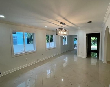 4400 Sw 9th Ln - Photo Thumbnail 4