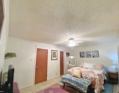 602 Country Aire Dr B - Photo Thumbnail 5