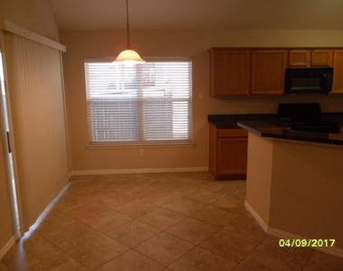 2828 Glendale Way - Photo Thumbnail 4