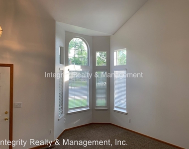 15969 Hedgeway Dr - Photo Thumbnail 3