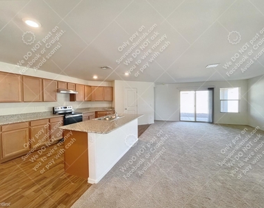 1736 E Desert Breeze Pl - Photo Thumbnail 6