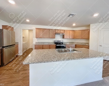 1736 E Desert Breeze Pl - Photo Thumbnail 9