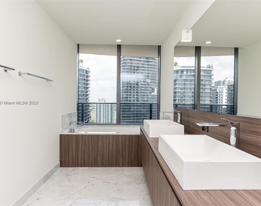 1000 Brickell Plz - Photo Thumbnail 20