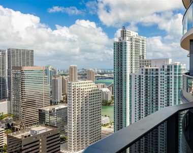 1000 Brickell Plz - Photo Thumbnail 3