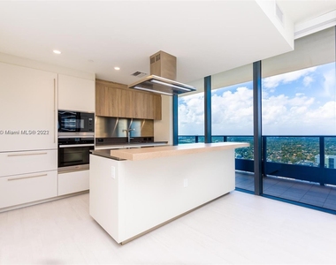 1000 Brickell Plz - Photo Thumbnail 7