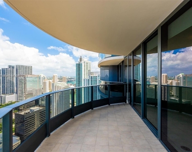 1000 Brickell Plz - Photo Thumbnail 1