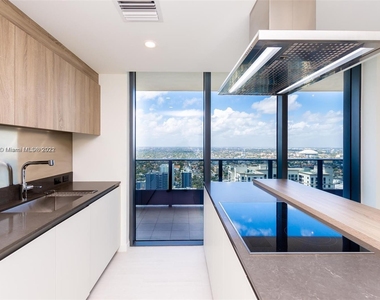 1000 Brickell Plz - Photo Thumbnail 10