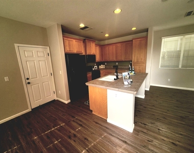 346 Phoenix Circle - Photo Thumbnail 3