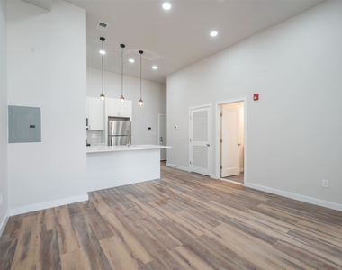 2045-49 Trenton Ave Unit 301 - Photo Thumbnail 2