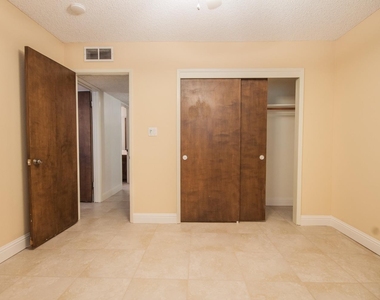 1365 W Tenaya Way - Photo Thumbnail 27