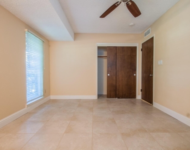 1365 W Tenaya Way - Photo Thumbnail 29