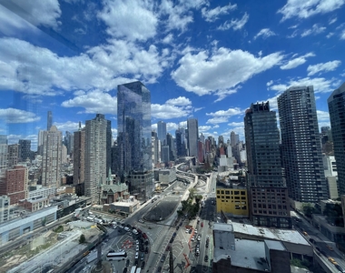 555 West 38th Street - Photo Thumbnail 3