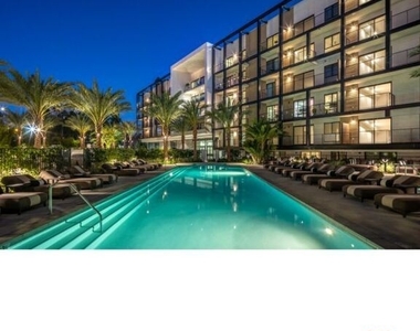 1825 N Las Palmas Ave - Photo Thumbnail 13