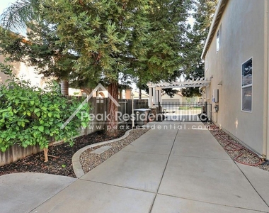 9621 Crisswell Drive - Photo Thumbnail 60