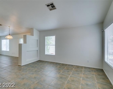 204 Zenith Point Avenue - Photo Thumbnail 12