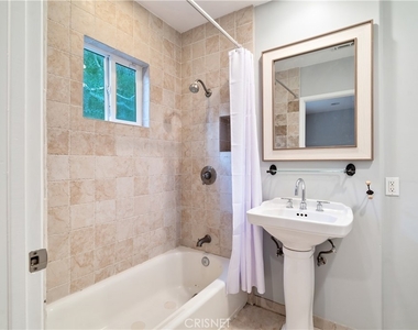 4218 Noble Avenue - Photo Thumbnail 12