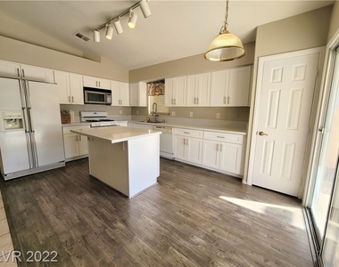 7457 Tamarind Avenue - Photo Thumbnail 9