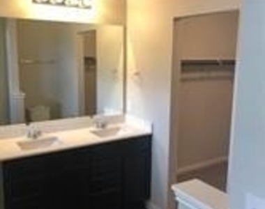 1009  Pembroke Ct - Photo Thumbnail 10