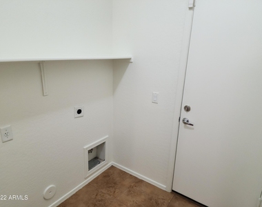 9402 W Raymond Street - Photo Thumbnail 10