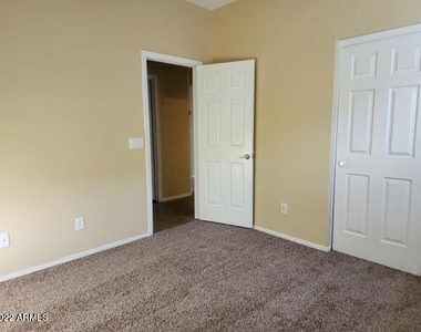 9402 W Raymond Street - Photo Thumbnail 16