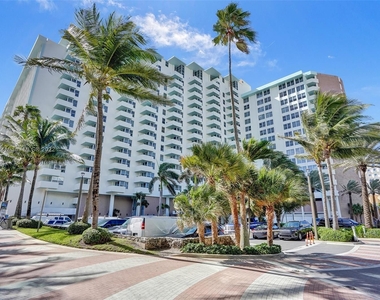 2899 Collins Ave - Photo Thumbnail 5